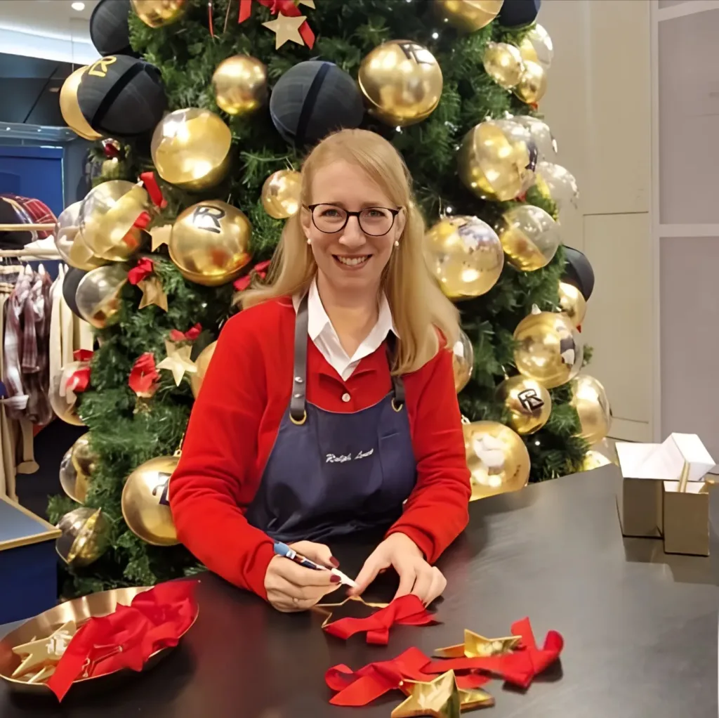Kalligrafin vor Weihnachtsbaum beim Personalsieren von Sternen