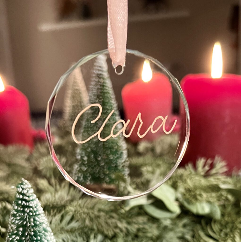 Glasornament mit Gravur, Personalisierung von Namen mit Handgravur, Hand Engraved  