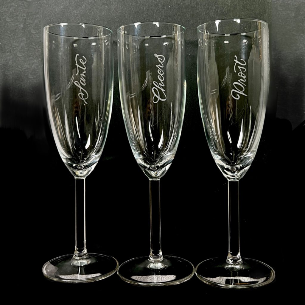 Santé Cheers Prost Gravur auf Sektgläsern Hand Engraving on Champagne Flutes