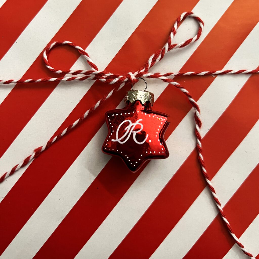 Personalisierter Christbaumschmuck  in rot mit Initialen in weißer Kalligraphie 