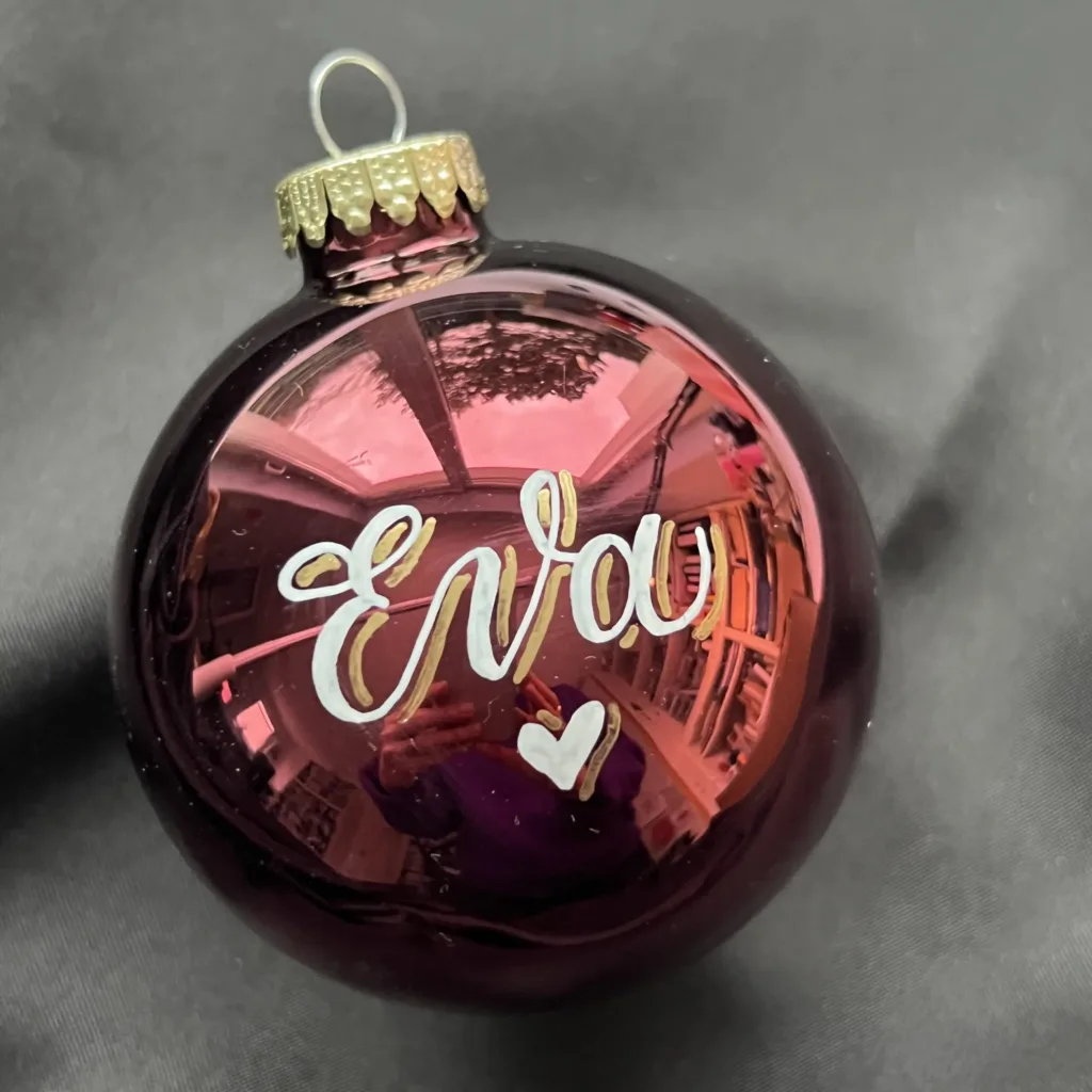 Christbaumkugel mit Namen Rote Christbaumkugel mit Personalisierung