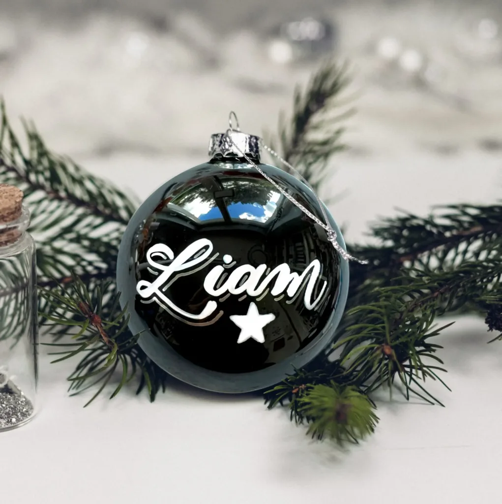 Schwarze Christbaumkugel von Hand personalisiert mit Namen