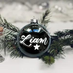 Schwarze Christbaumkugel von Hand personalisiert mit Namen