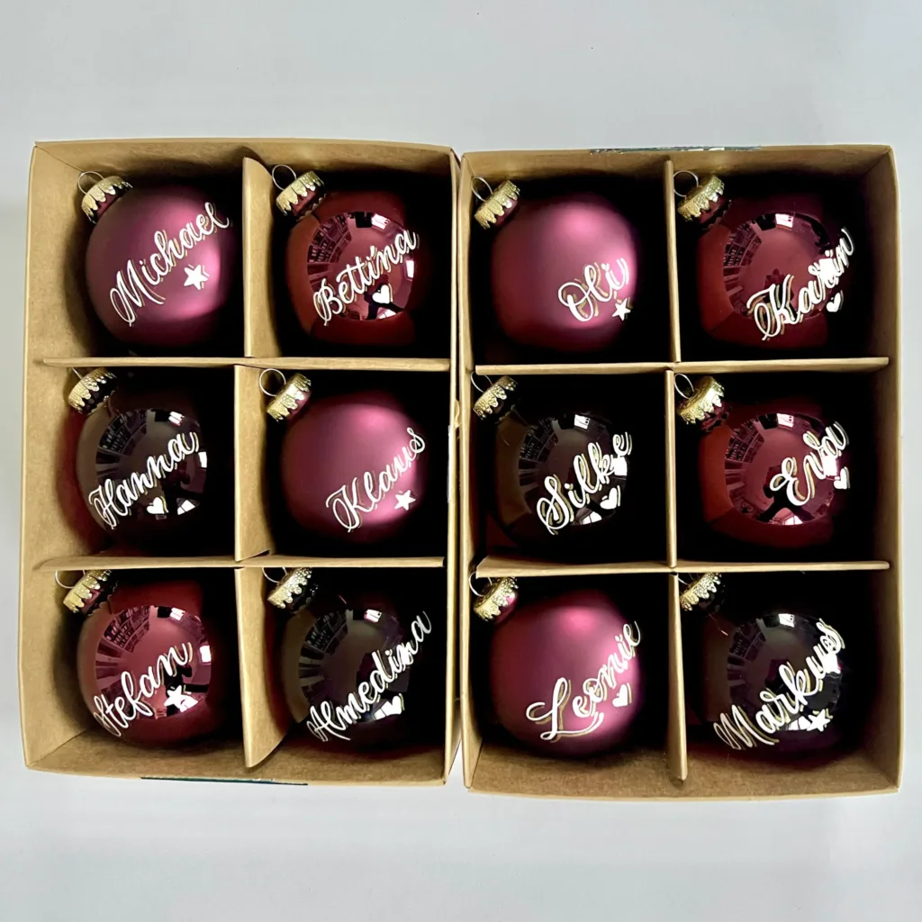 Personalisierte Chritbaumkugeln im Karton