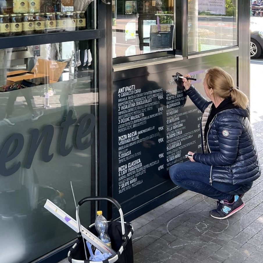 Ann Pasternack bei der Beschriftung einer Menü-Tafel Gastronomie und Einzelhandel in Düsseldorf 