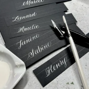 Kalligraphie Namen auf schwarzem Papier