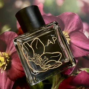 Raumduft Flakon mit floraler Gravur und Initialen