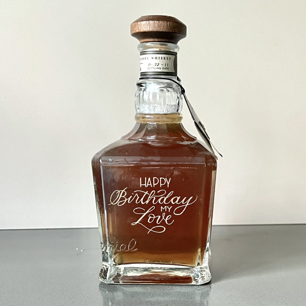 Gravur zum Geburtstag auf einer Whiskeyflasche