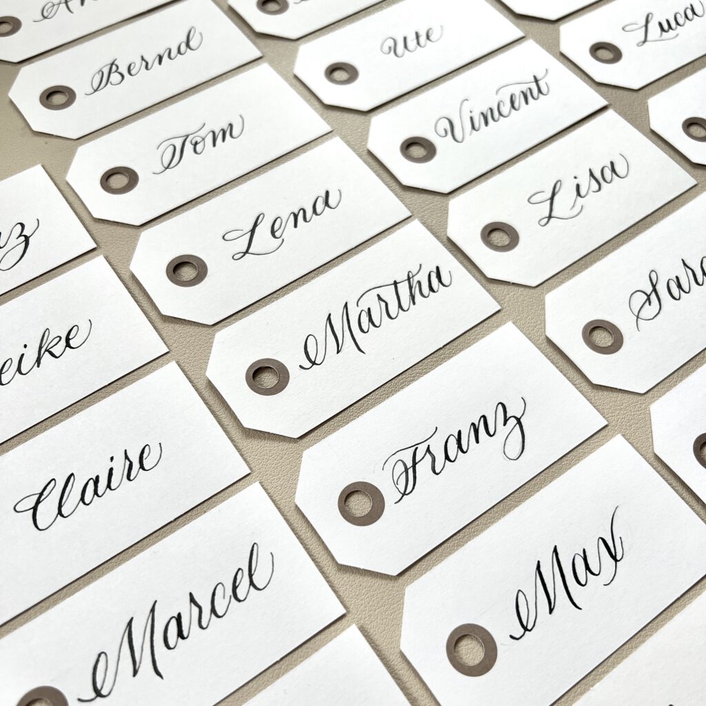 Ein Tisch mit vielen kalligraphierten Namenskärtchen Düsseldorf