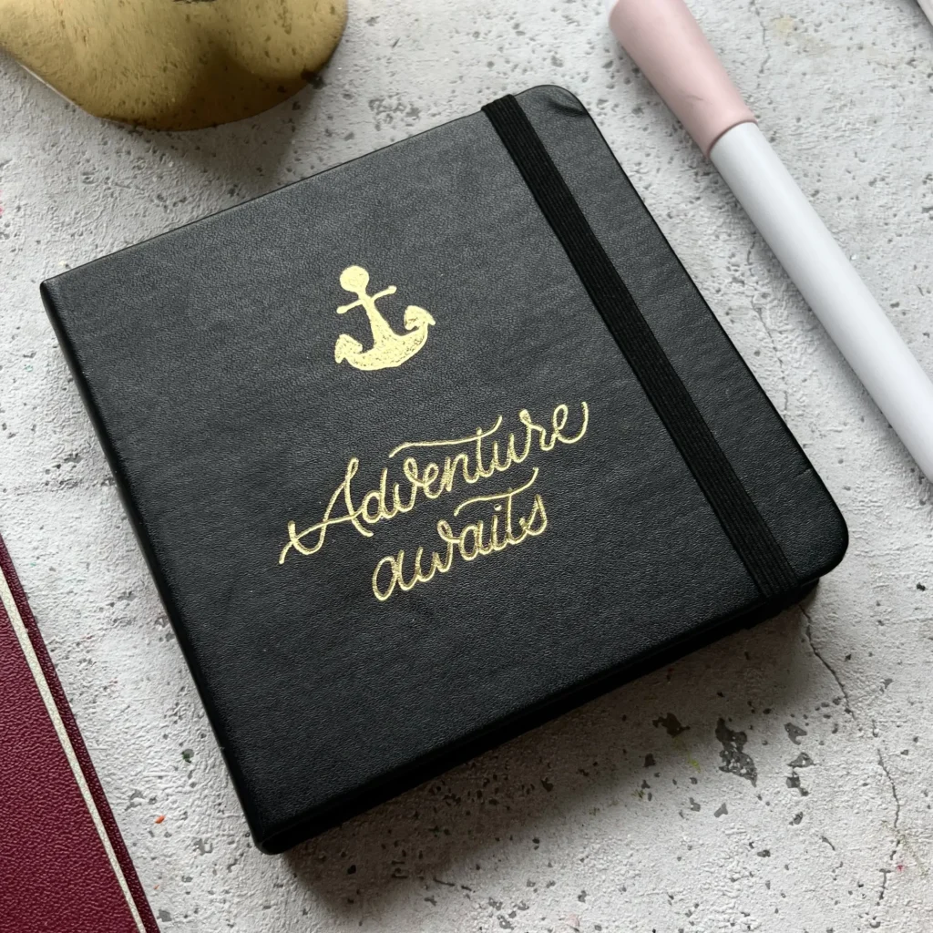 Live Heissfolierung auf Buch Personalisierung vor Ort mit Goldfolie