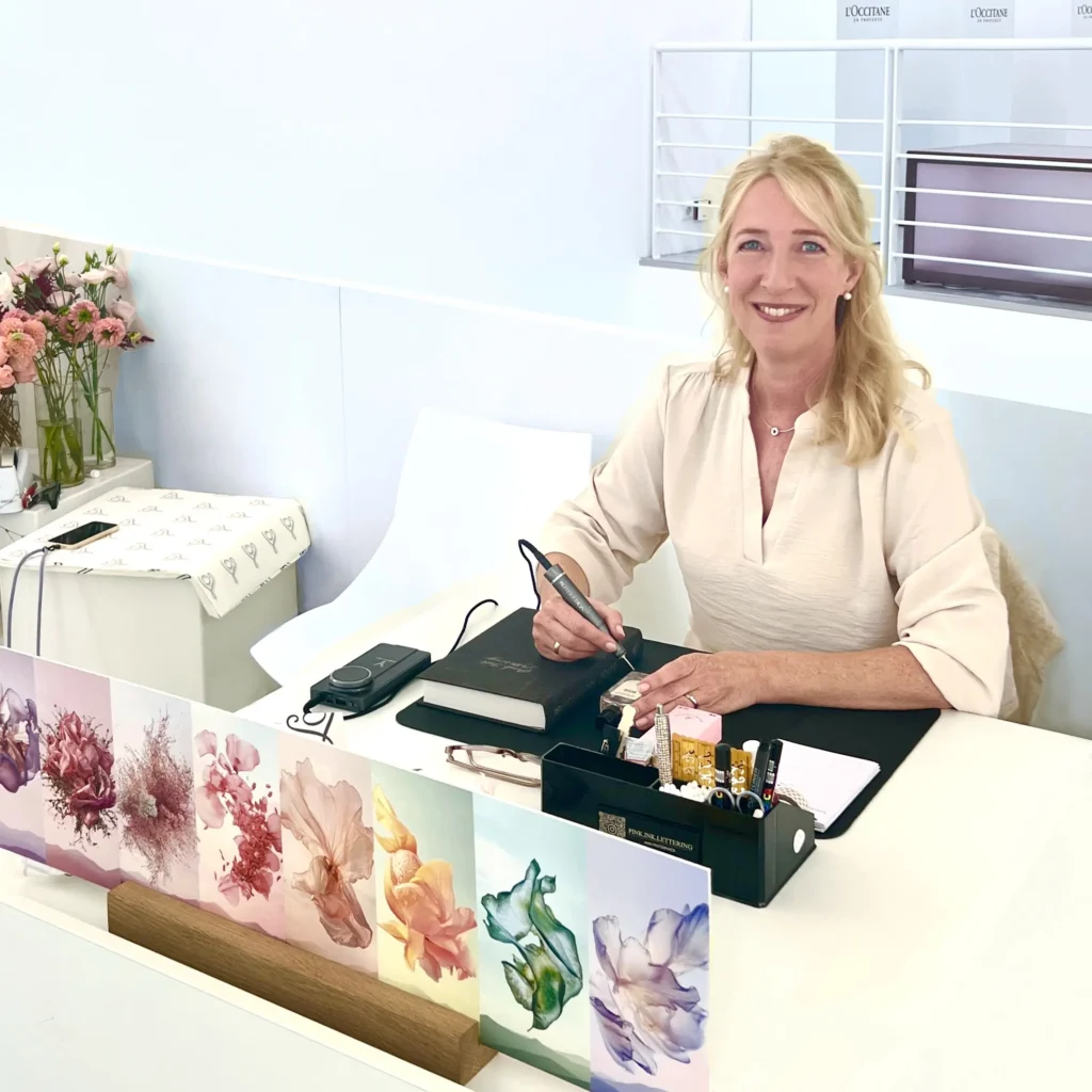 Ann Pasternack beim Gravieren als Live Event Artist