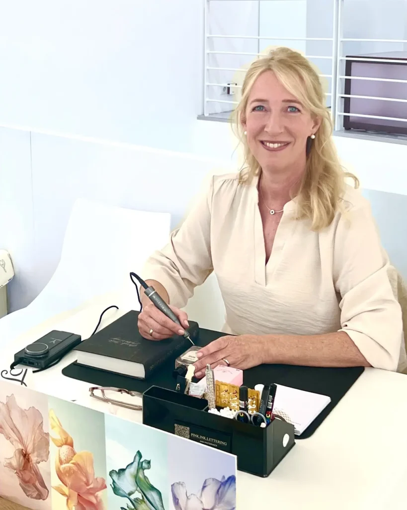 Ann Pasternack beim Gravieren als Live Event Artist bei einem Influencer Event