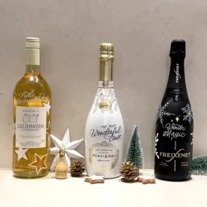 Drei Flaschen mit Handbeschriftung Weihnachten