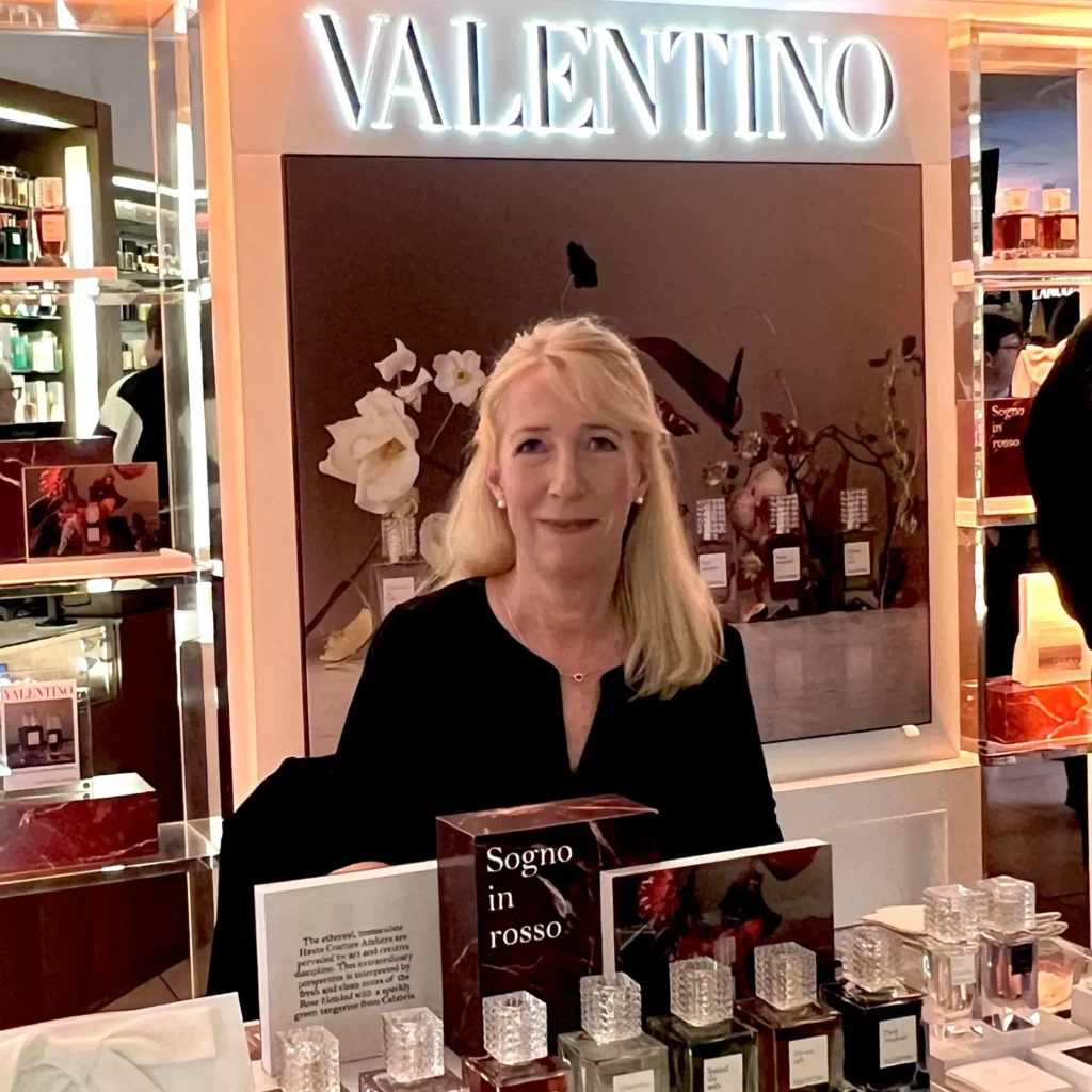 Live-Event Artist engraving perfume for Valentino beauty in Germany