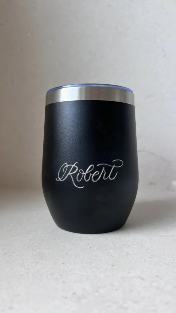 Coffee to go Gravur To-go-Becher mit Live-Personalisierung für Corporate Events
