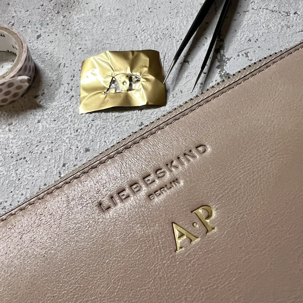 Monogramme auf Lederwaren mit Heißfolienprägung