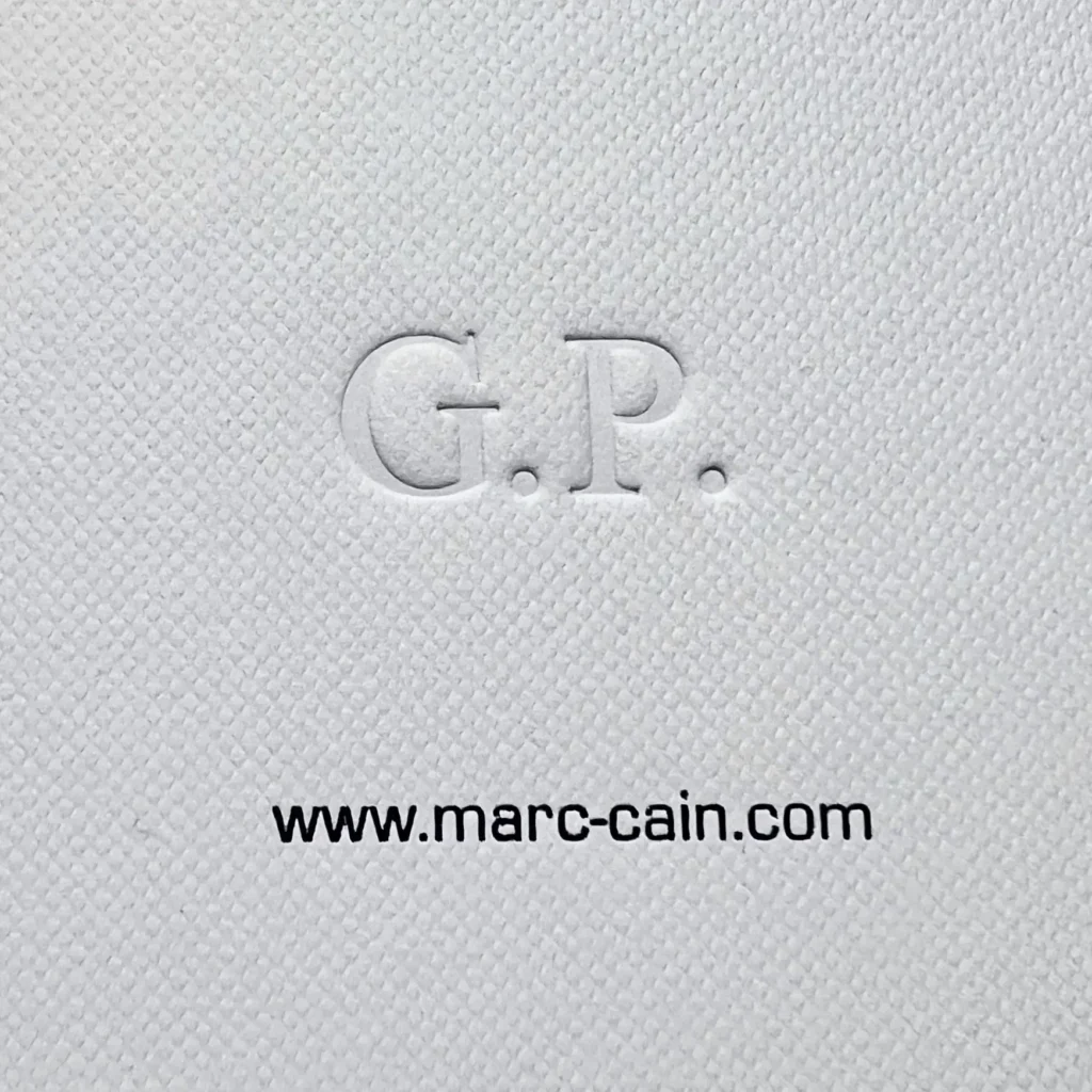 Blindprägung von Initialen auf Papier live mit mobiler Prägemaschine