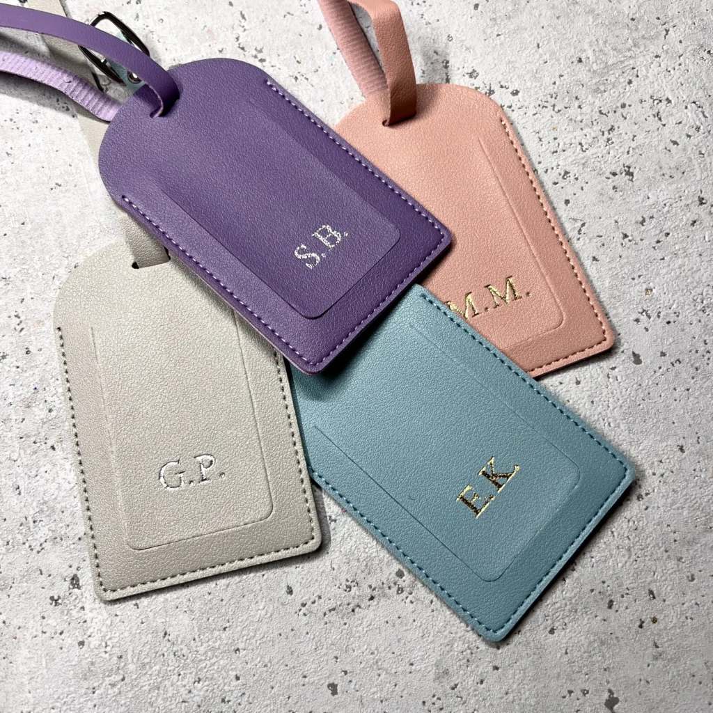 Personalisierte Kofferanhänger aus Kunstleder mit Heißfolienprägung Initialen