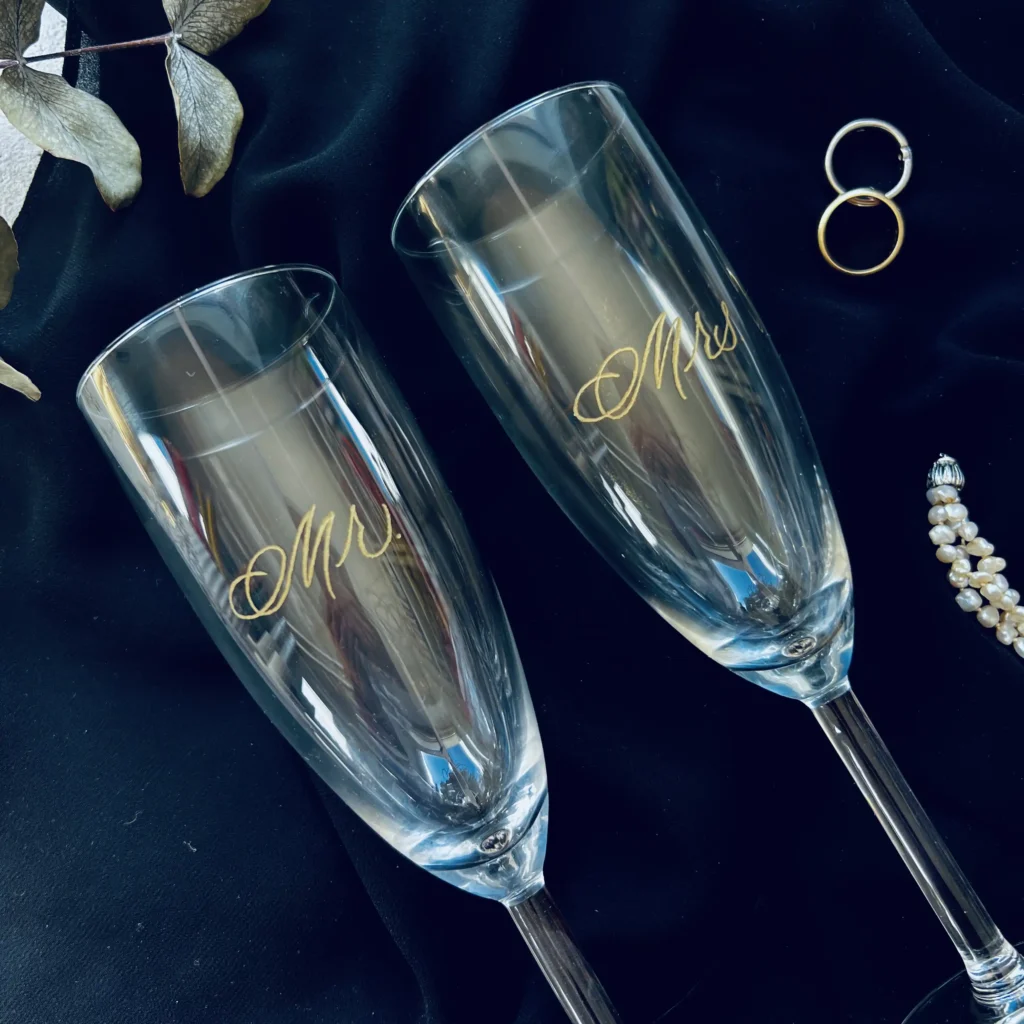 Handgravierte Sektgläser für Hochzeitspaar Mr. und Mrs.