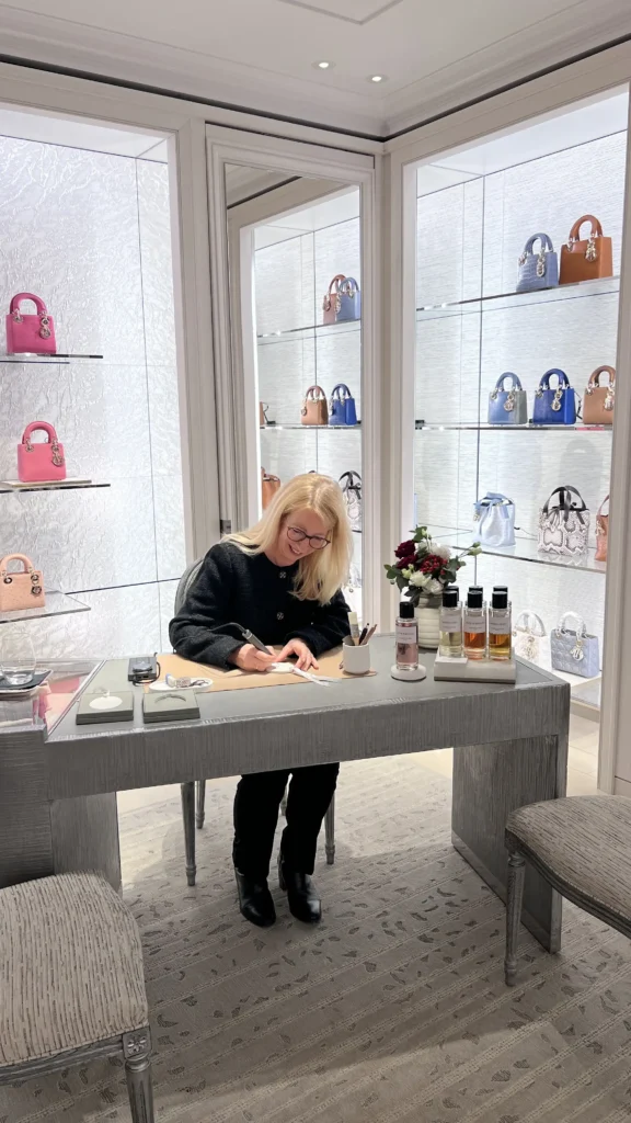 Gravur bei Dior Handgravur von Medallions in einer Dior Boutique