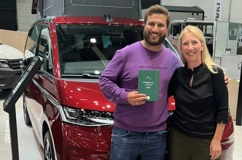 Messe VW Heissfolierung Kunde auf Hot Foiling Event mit personalisiertem Notizbuch