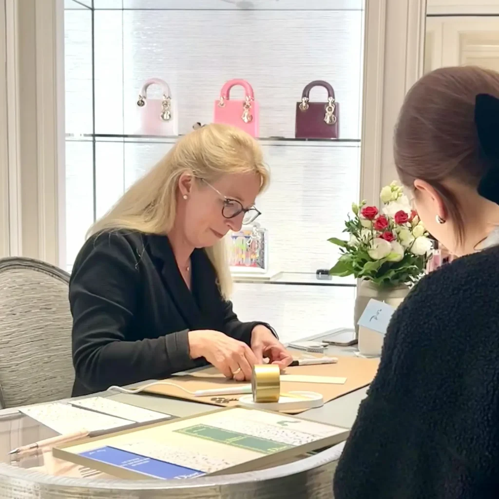 Dior Bookmark Personalisierung Kalligrafin und Live-Event-Artist bei einer Personalisierung