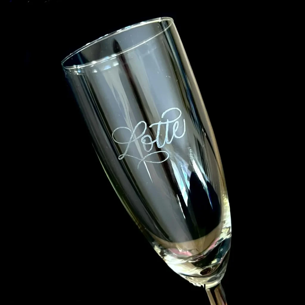 Handgraviertes Sektglas für Hochzeitsgäste