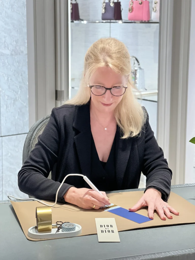 Live Personalisierung mit Kalligraphie bei Dior
