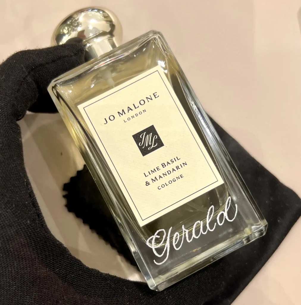 Gravur auf Jo Malone Duft mit Handschuh