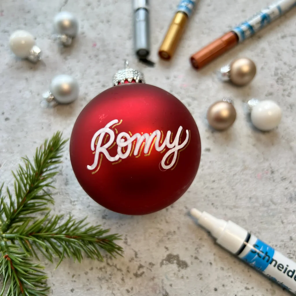 Personalisierte ChristbaumKugel Matte rote Kugel mit weißer Personaliserung