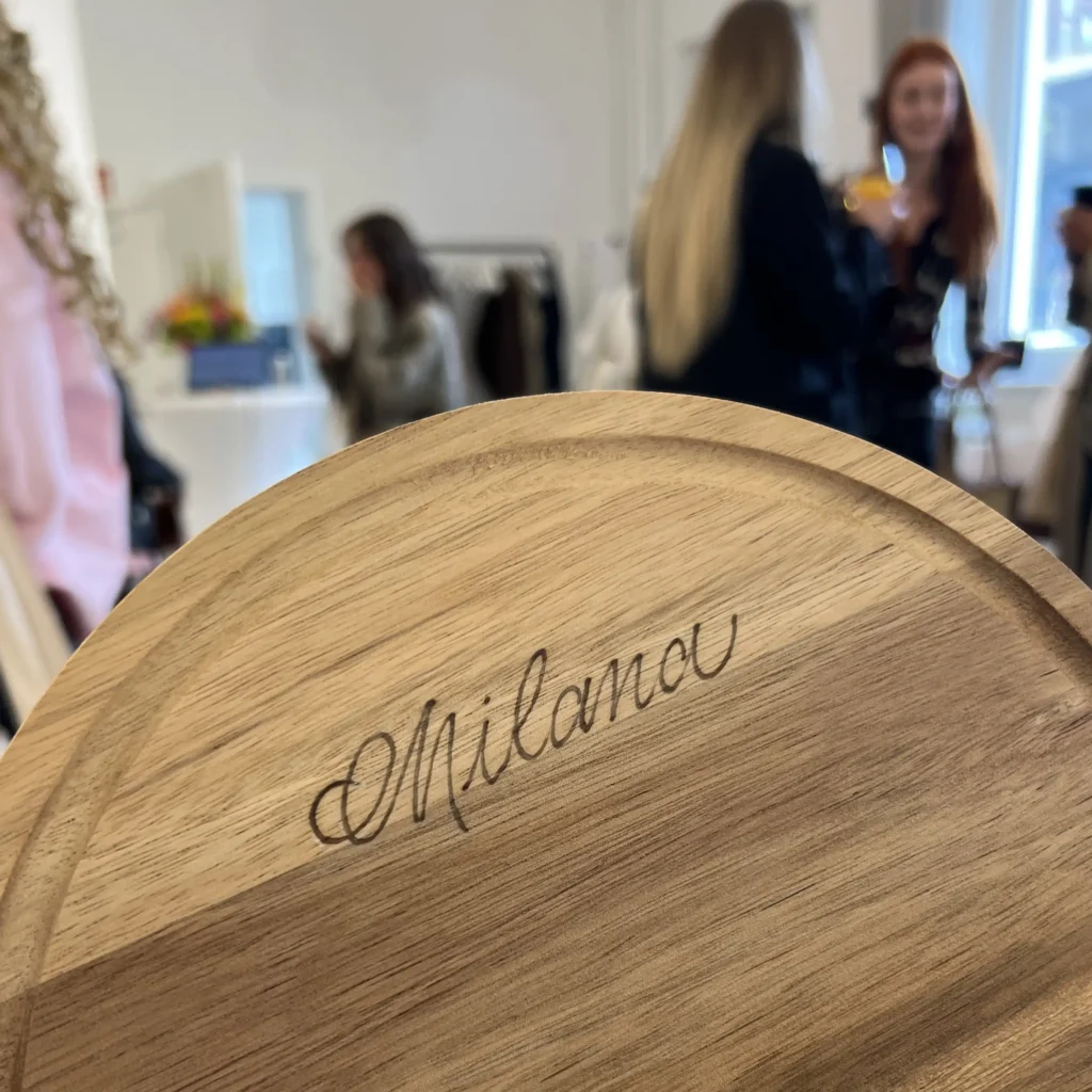 Live Personalisiertes Charcuteriebrett Brandmalerei Rundes Schneidebrett mit Personalisierung in Brandmalerei