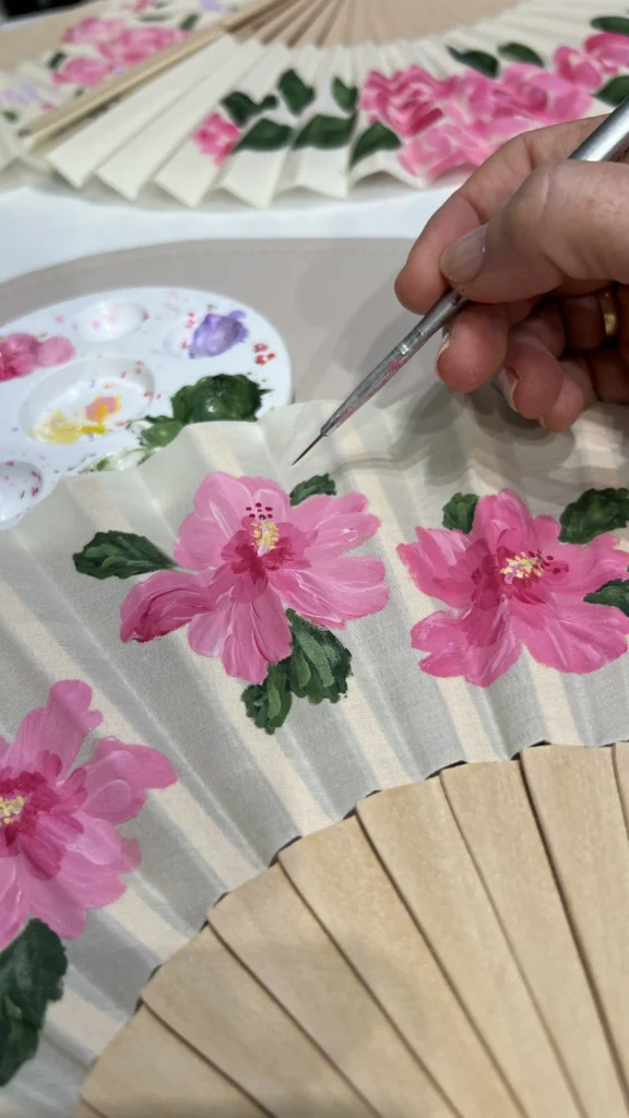 Painting close-up hibiscus Fächerbemalung Hibiskus mit Pinsel