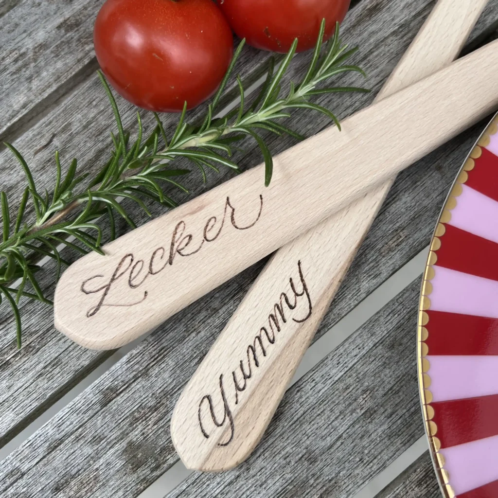 Salatbesteck mit Brandmalerei Kalligraphie
