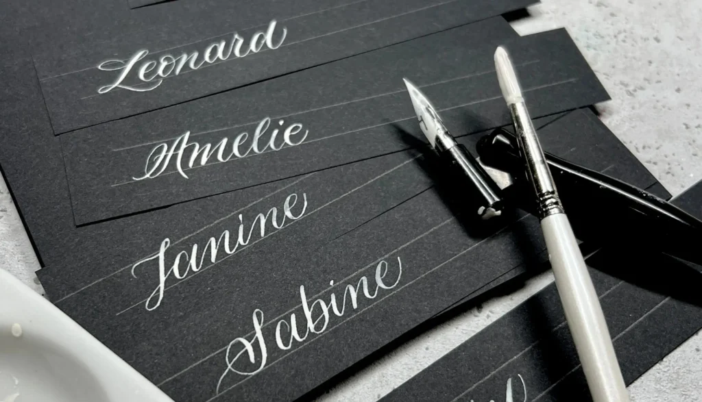 Kalligraphie Namen auf schwarzem Papier