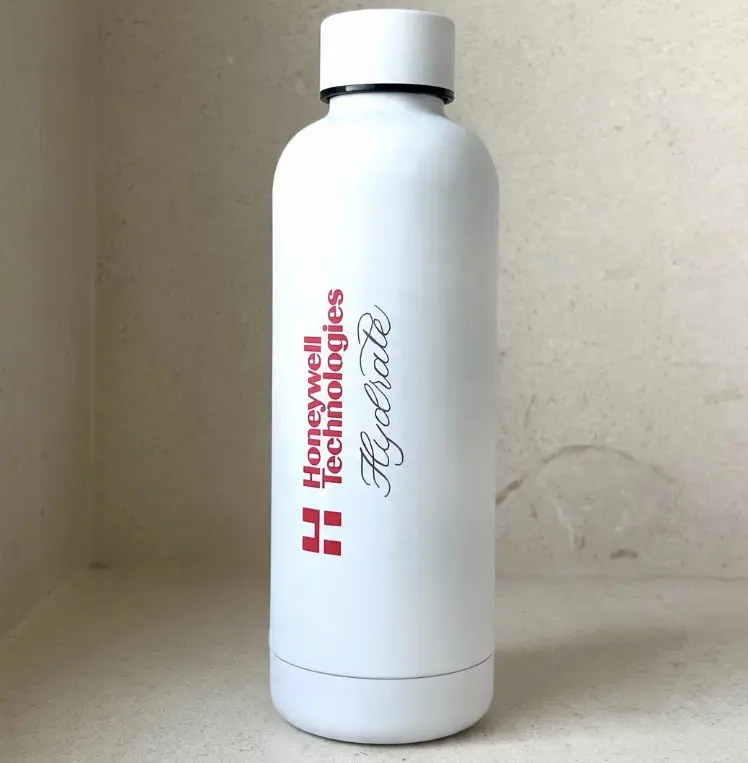 Pulverbeschichtete Trinkflasche mit Logo und Handgravur