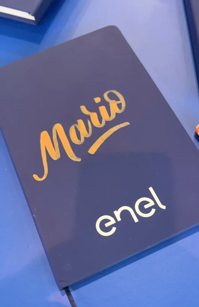 Handlettering auf Notizbuch Mario