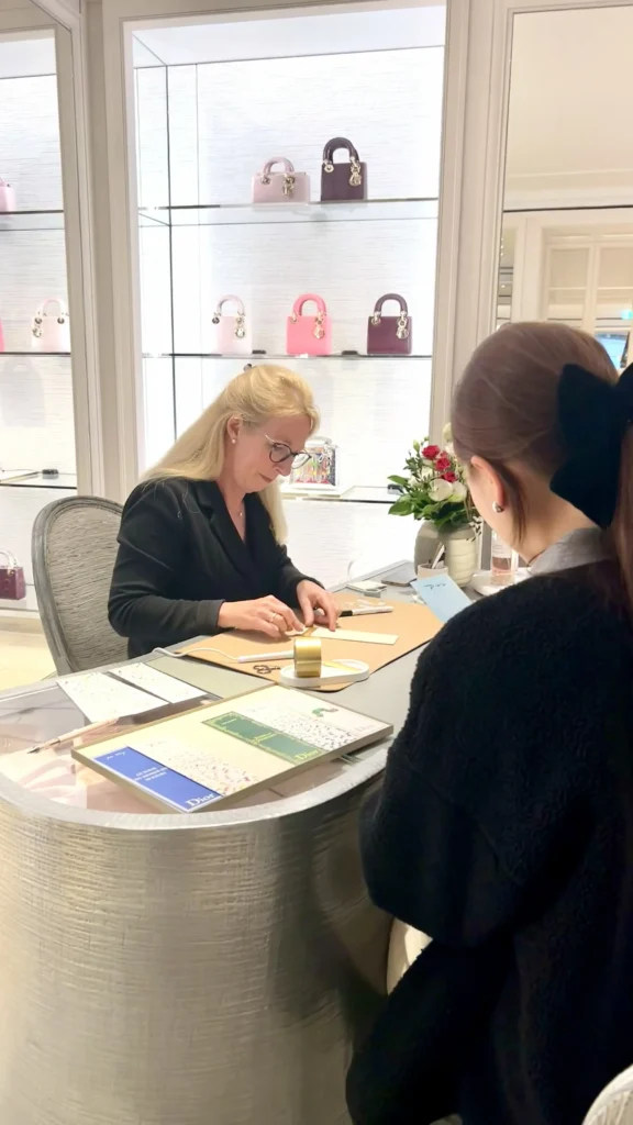 Ann bei Dior Live Personalisierung in Boutique