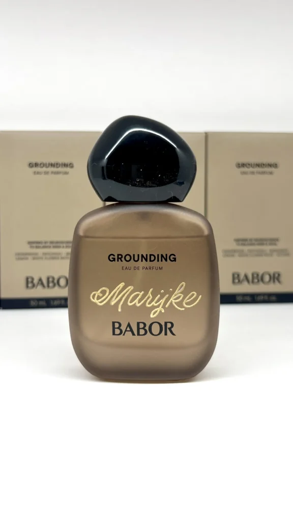 Babor Grounding mit Gravur 2 Babor Duft Grounding mit handgravierter goldener Kalligraphie