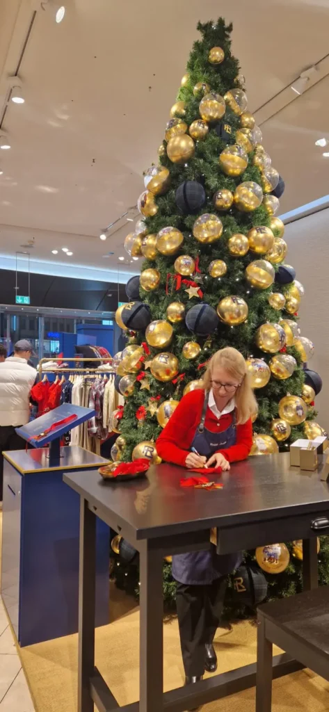 Ann Ralph Lauren Breuninger Charity Aktion bei Breuninger im Weihnachtsgeschäft