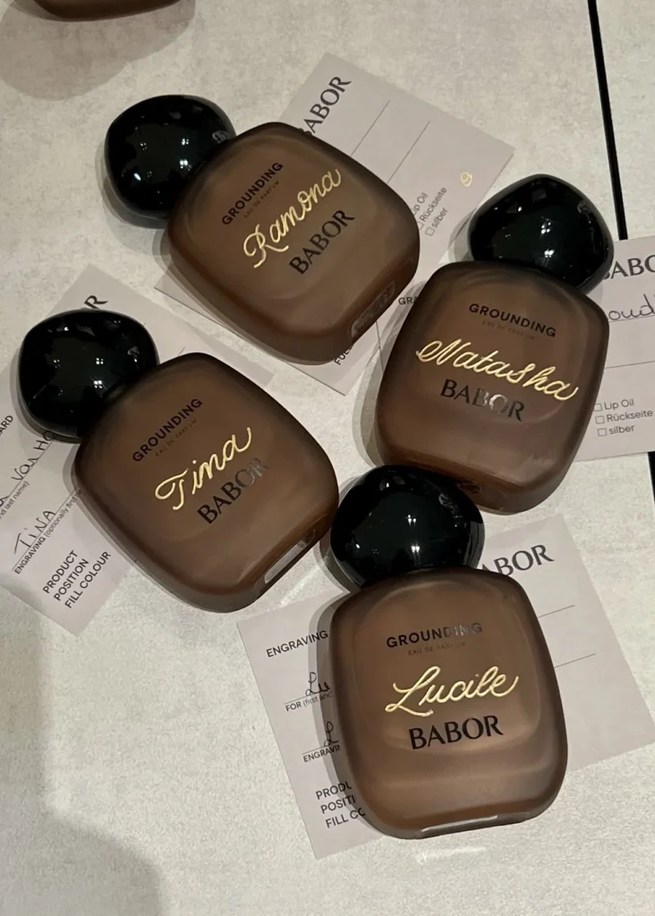 Vier Düfte mit Gravur Live gravierte Düfte von Babor mit goldener Kalligraphie