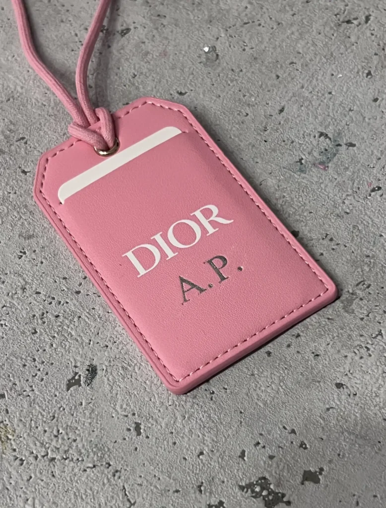 personalisierter Dior-Kofferanhänger mit Prägung Dior Koffernahänger mit geprägten Initialen