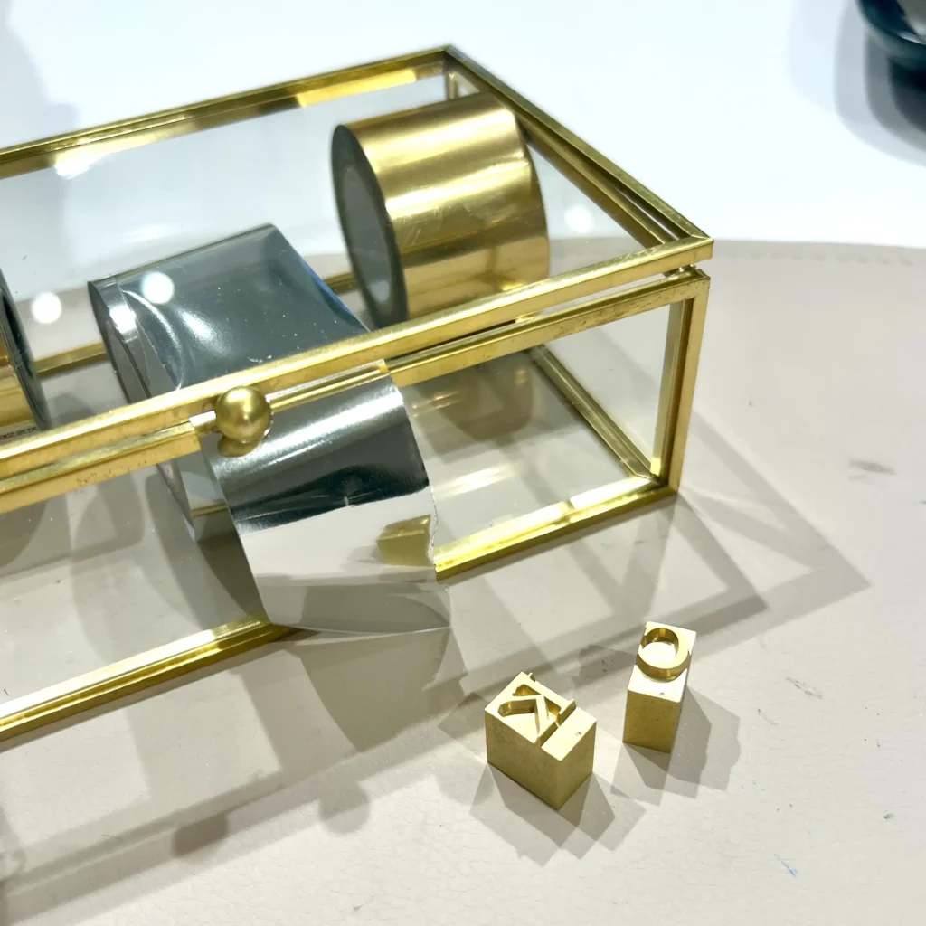 Heißprägefolie Heißfolierung live in Gold oder Silber geprägt