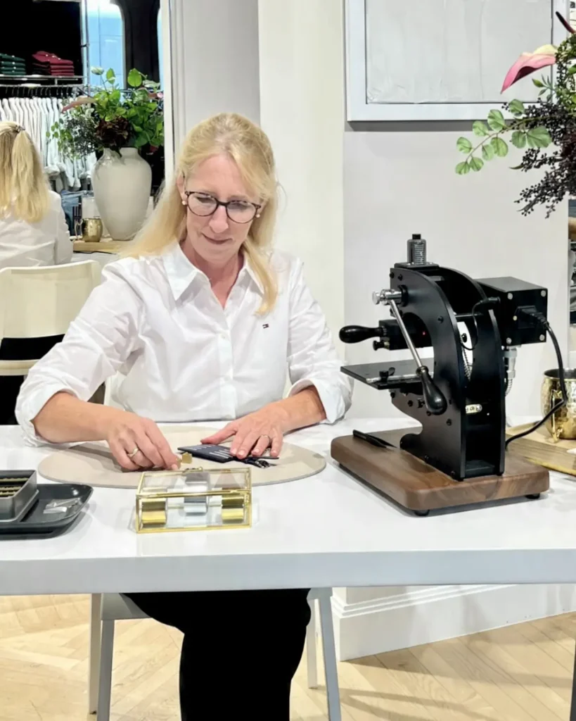 Maxita Heißfolienprägung Live Heißprägestation im Store Tommy Hilfiger Hamburg
