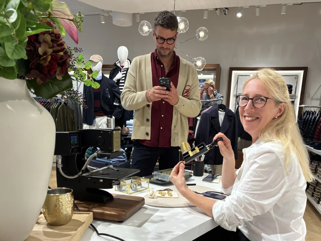 Prägen vor Kunden Live Präge Event auf Kofferanhängern mit Kunden