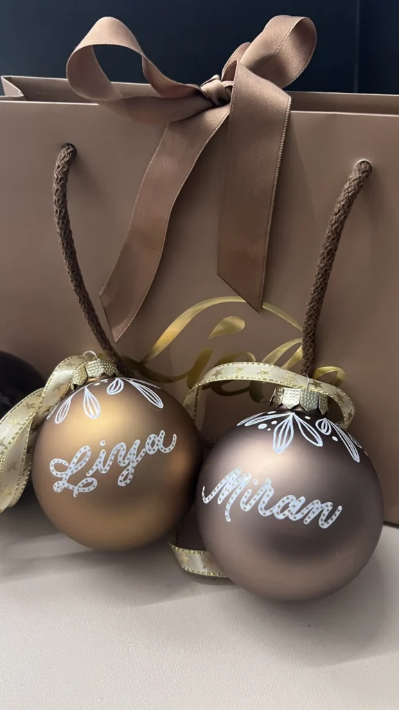 Weihnachtskugeln Parfümerie Liebe Weihnachtskugeln cognacfarben vor Parfümerie Liebe Tüte