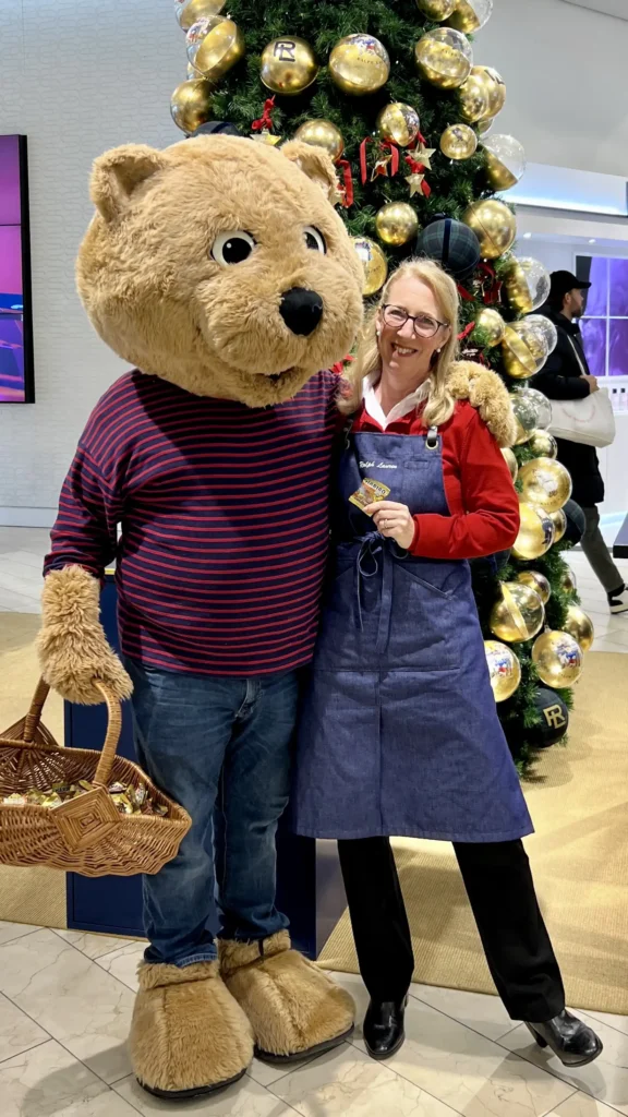 XMAS Ann und Breuninger Maskottchen Live Kalligraphin mit Breuninger Maskottchen