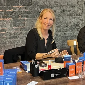 Ann beim Gravieren