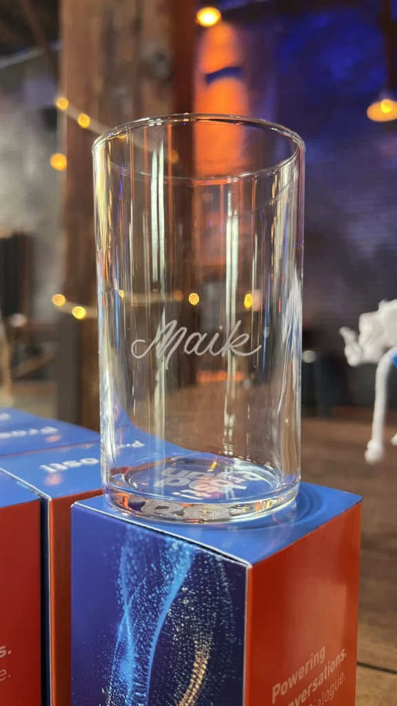 Graviertes Altbierglas Maik Gravur auf Altbierglas als Konferenz-Giveaway
