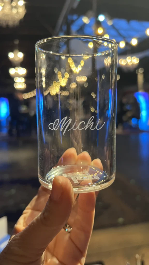 Michi handgraviert auf Trinkglas Live graviertes Altbierglas auf Firmenevent