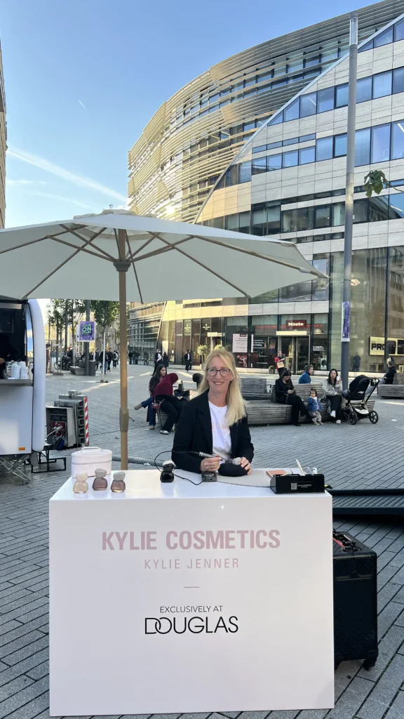 Outdoor Engraving Düsseldorf Pop-Up-Event Kylie Cosmetics mit Gravurstation